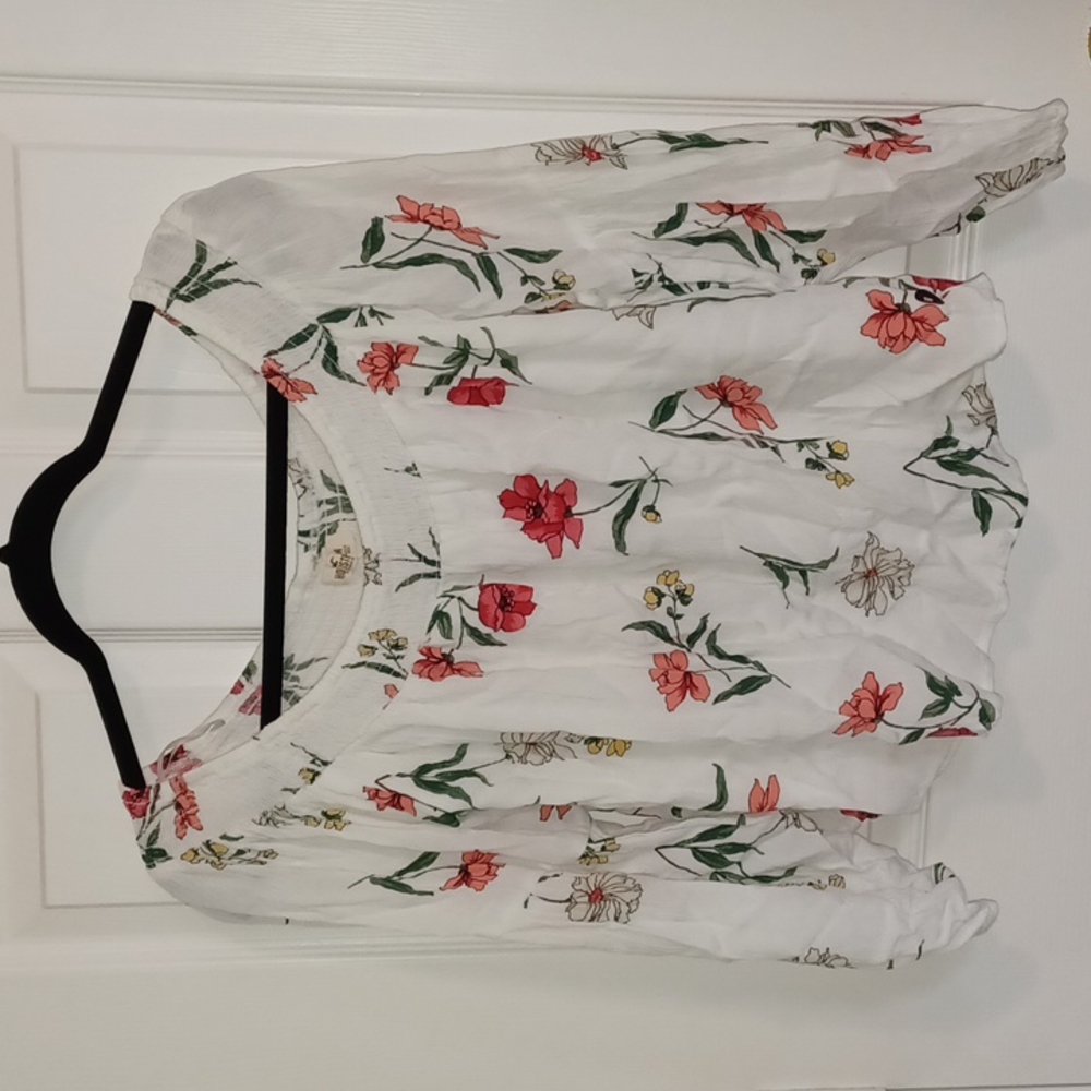 Hollsiter off the shoulder floral shirt